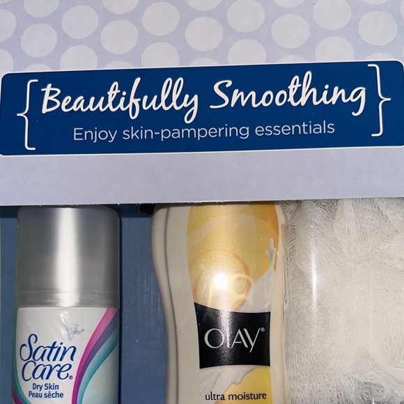 OLAY Bath & Body Set - Beautifully Smoothing Skin Pampering Essentials - Picture 3 of 6